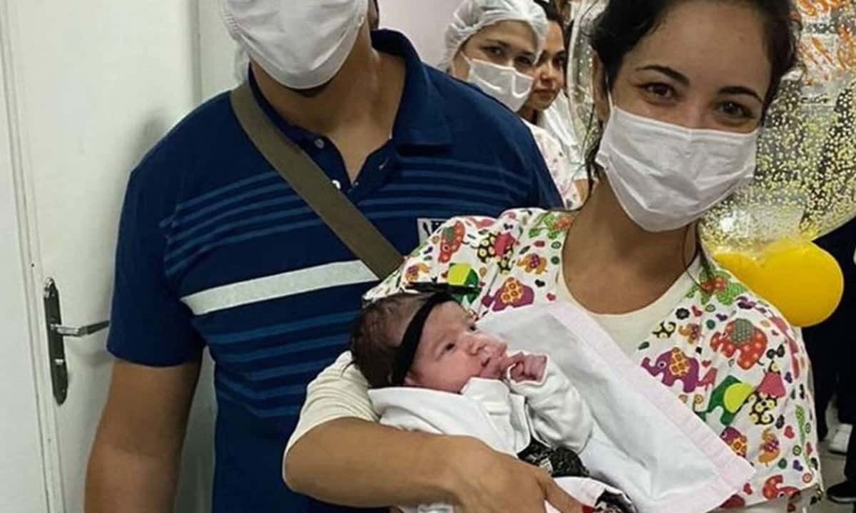 Bebê de 1 mês diagnosticada com Covid-19 recebe alta de hospital em Volta Redonda